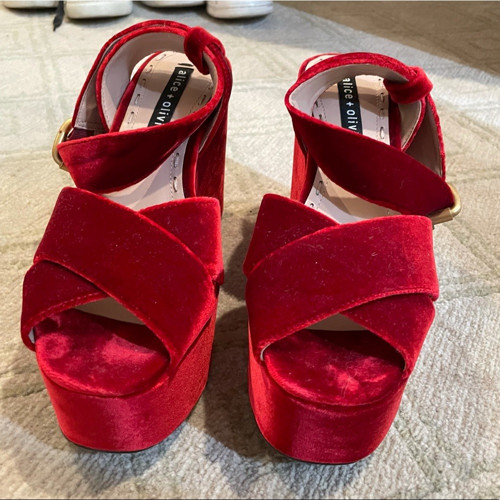 NWOT Alice & Olivia Velvet Wedges
